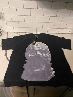 Mens Graphic Design Tee Size S.